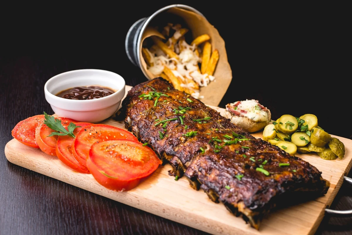 Bàn tiệc nhà hàng lẩu nướng BBQ thơm lừng hấp dẫn