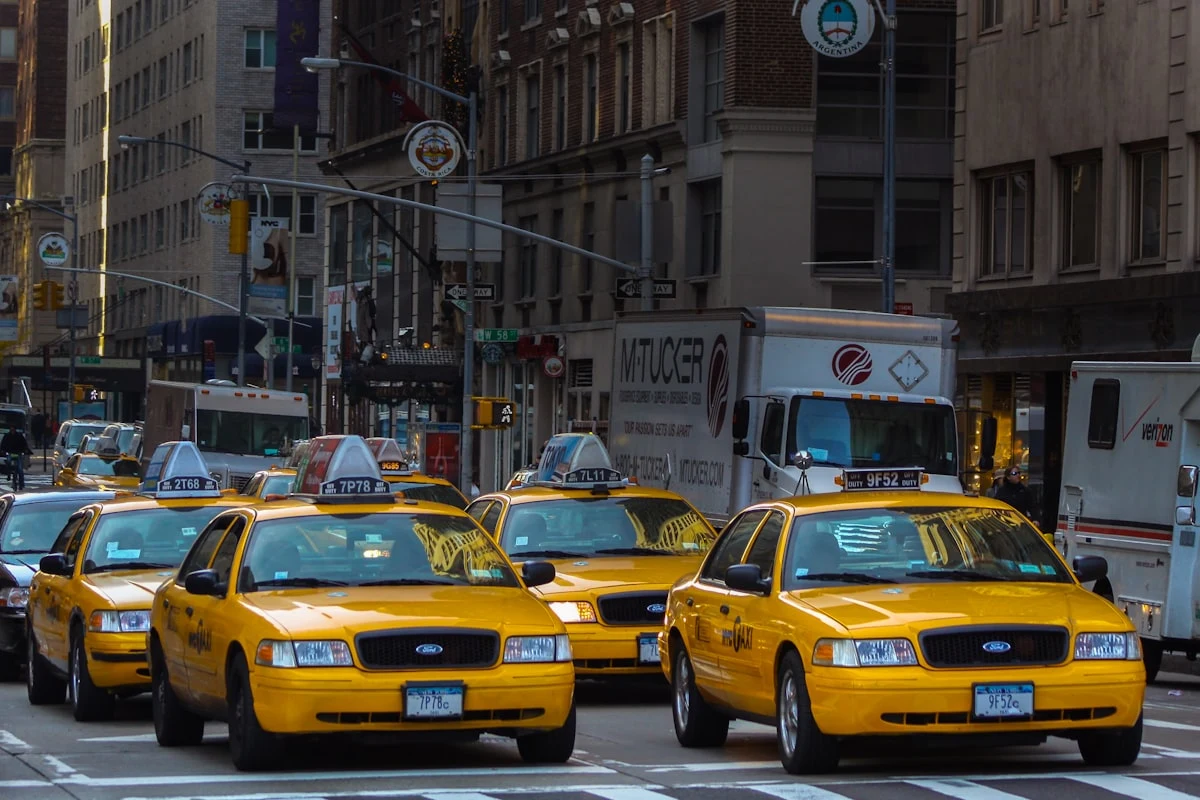 Đội xe taxi thương quyền trên đường phố đô thị hiện đại
