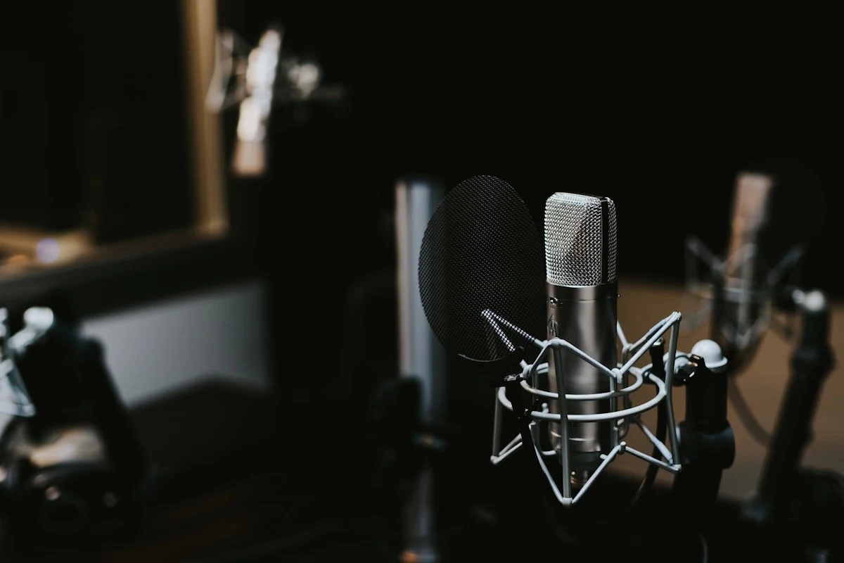 Microphone phòng thu trong không gian phát thanh radio đọc truyện đêm muộn